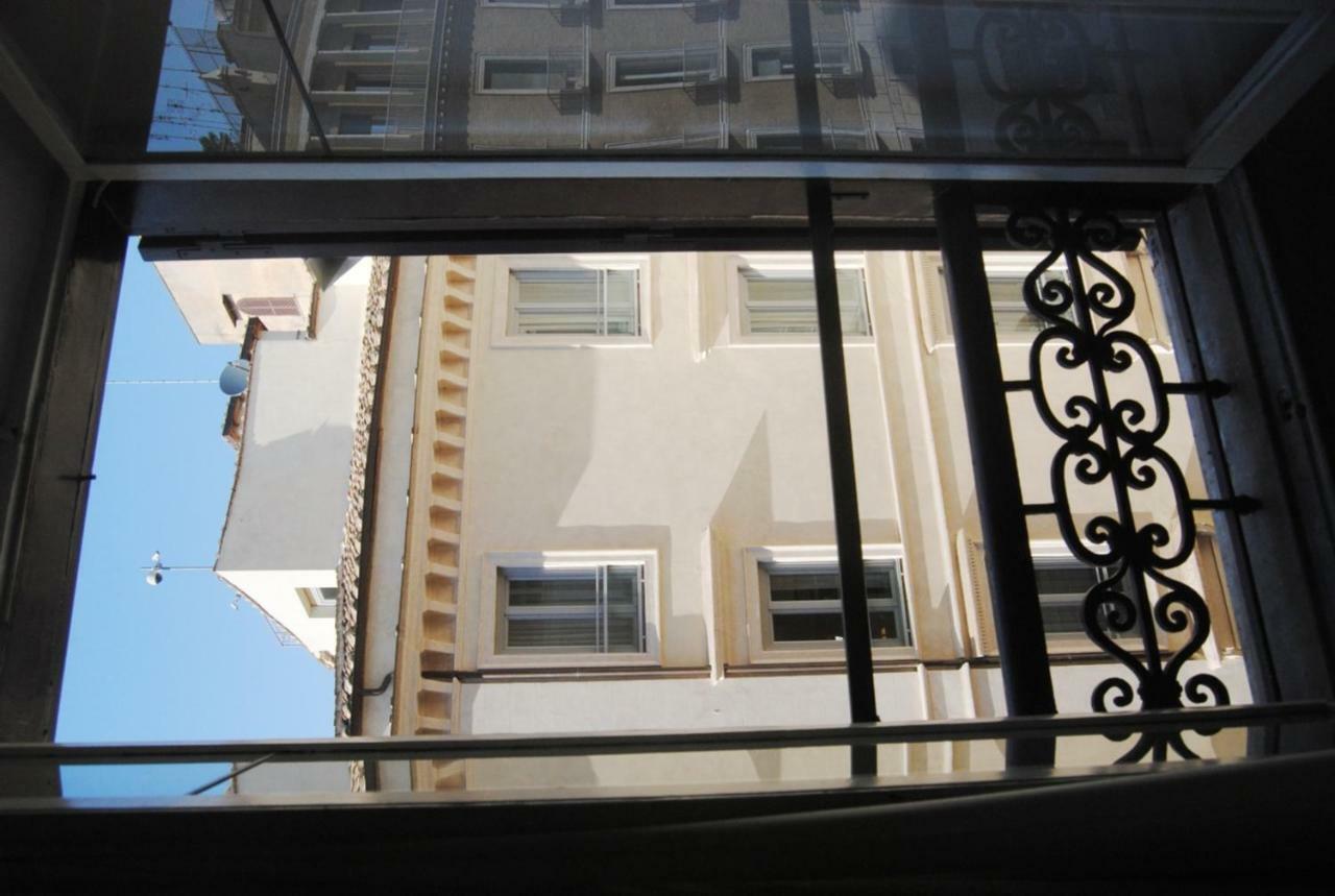Pantheon White Apartment *
