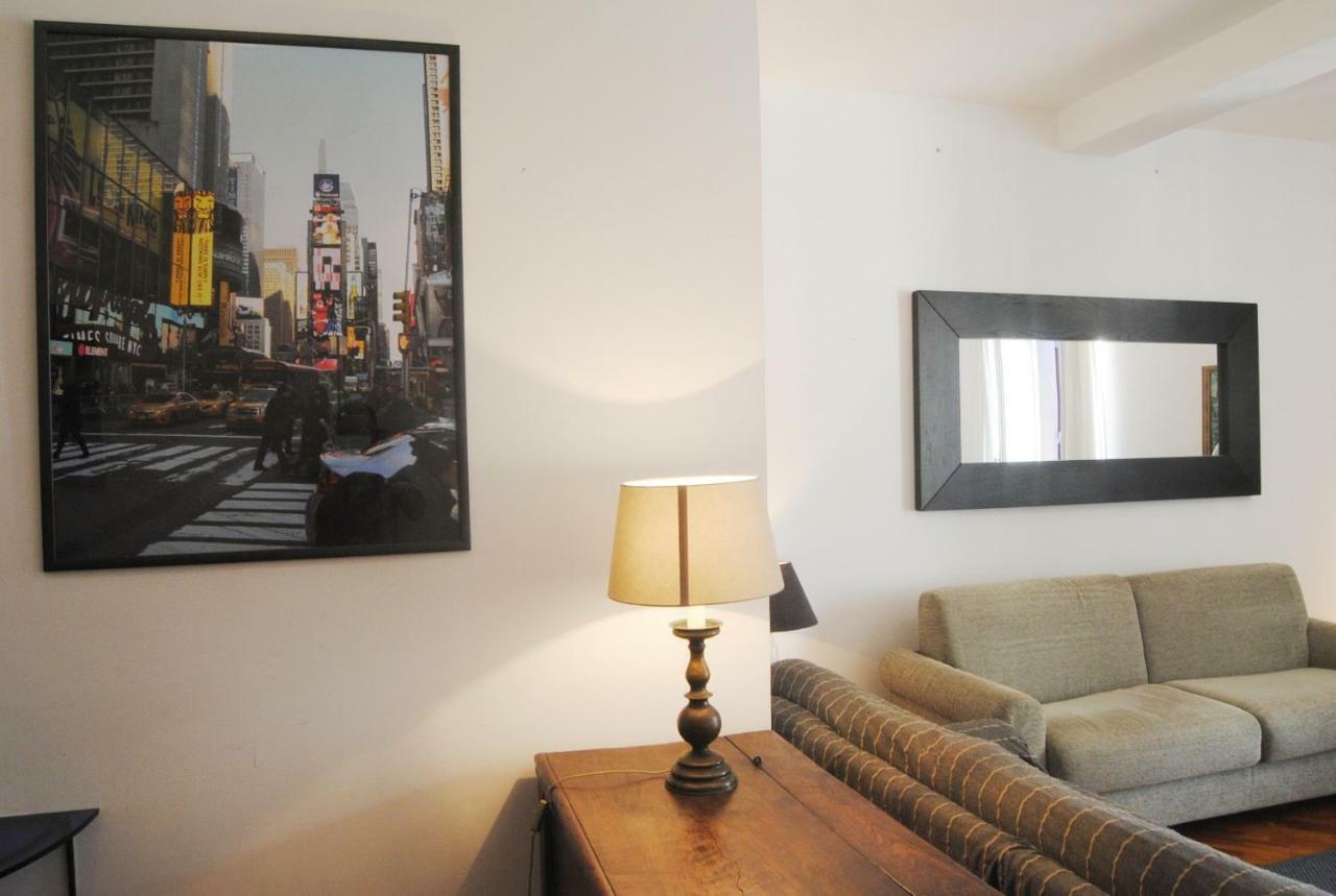 Pantheon White Apartment